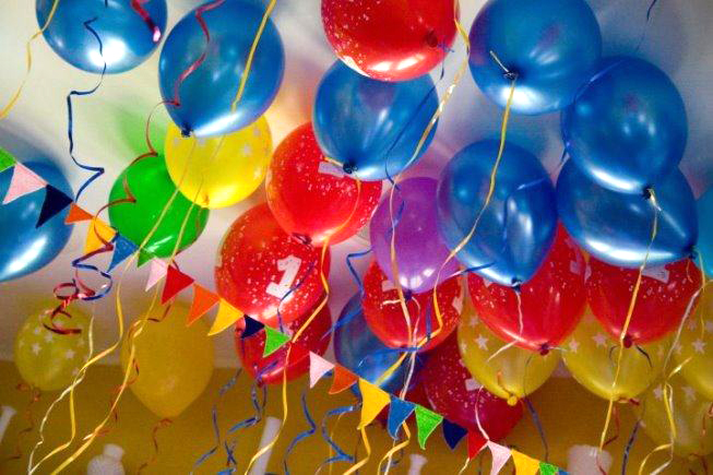 Decoração com balões e fitilhos